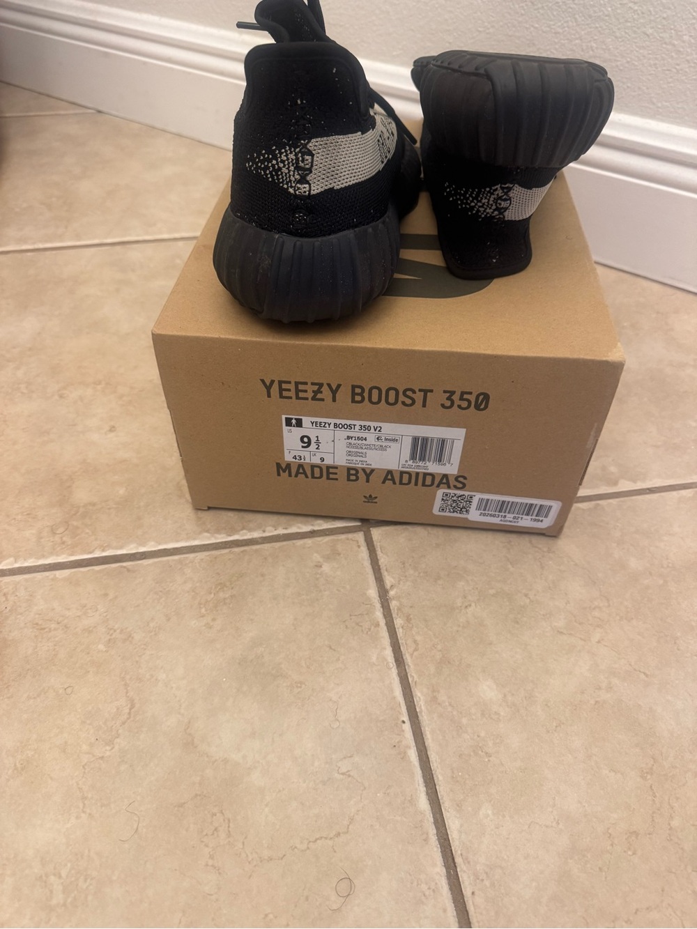Men’s size 9 yzy 350 v2 oreo - Picture 4 of 4